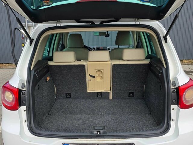 Белый Фольксваген Тигуан, объемом двигателя 2 л и пробегом 289 тыс. км за 9200 $, фото 5 на Automoto.ua