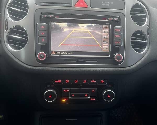 Білий Фольксваген Тігуан, об'ємом двигуна 2 л та пробігом 252 тис. км за 9990 $, фото 17 на Automoto.ua