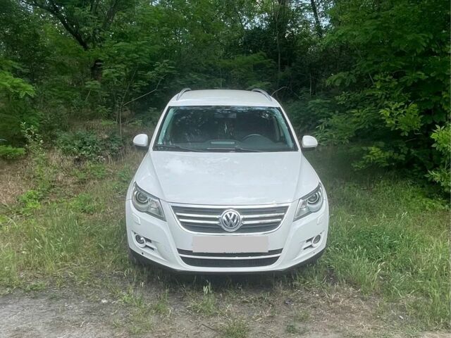 Белый Фольксваген Тигуан, объемом двигателя 2 л и пробегом 278 тыс. км за 10000 $, фото 4 на Automoto.ua