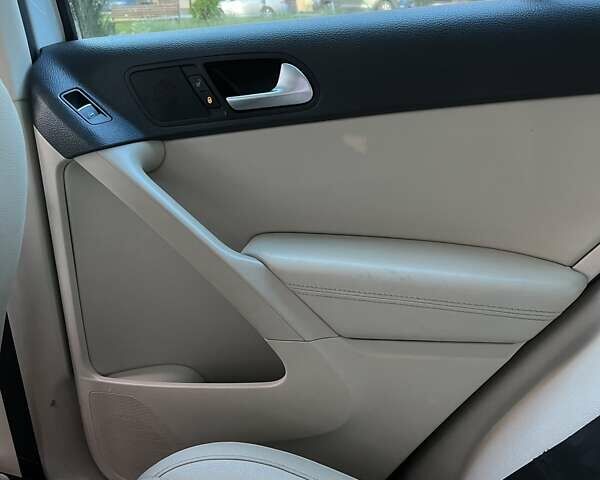 Білий Фольксваген Тігуан, об'ємом двигуна 2 л та пробігом 302 тис. км за 10500 $, фото 13 на Automoto.ua