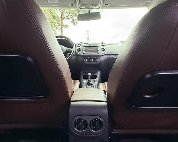 Білий Фольксваген Тігуан, об'ємом двигуна 2 л та пробігом 200 тис. км за 15300 $, фото 20 на Automoto.ua