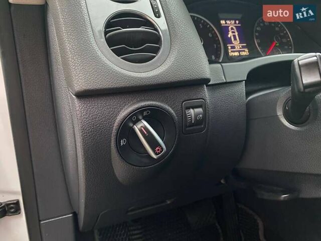 Білий Фольксваген Тігуан, об'ємом двигуна 2 л та пробігом 179 тис. км за 9900 $, фото 12 на Automoto.ua