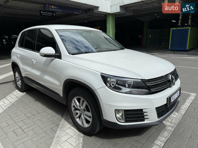Белый Фольксваген Тигуан, объемом двигателя 2 л и пробегом 183 тыс. км за 11000 $, фото 2 на Automoto.ua