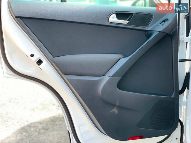 Білий Фольксваген Тігуан, об'ємом двигуна 2 л та пробігом 208 тис. км за 13890 $, фото 17 на Automoto.ua