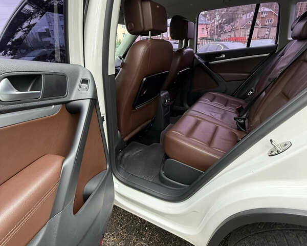 Білий Фольксваген Тігуан, об'ємом двигуна 2 л та пробігом 200 тис. км за 15300 $, фото 16 на Automoto.ua