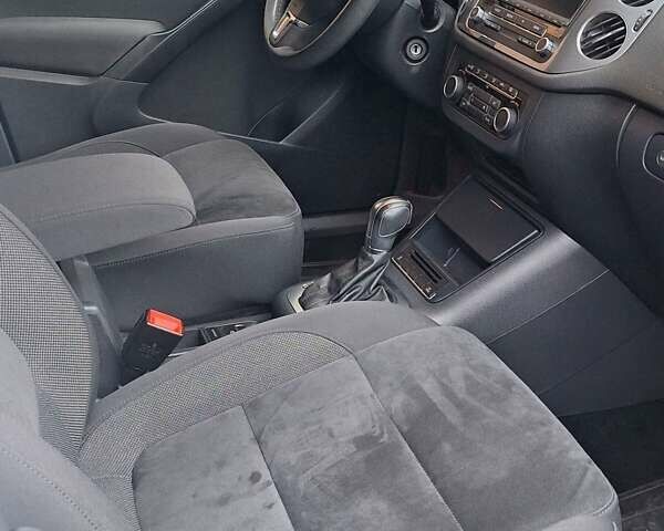 Білий Фольксваген Тігуан, об'ємом двигуна 2 л та пробігом 107 тис. км за 17000 $, фото 29 на Automoto.ua