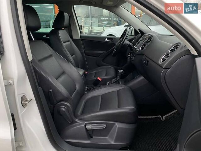 Білий Фольксваген Тігуан, об'ємом двигуна 2 л та пробігом 179 тис. км за 9900 $, фото 24 на Automoto.ua