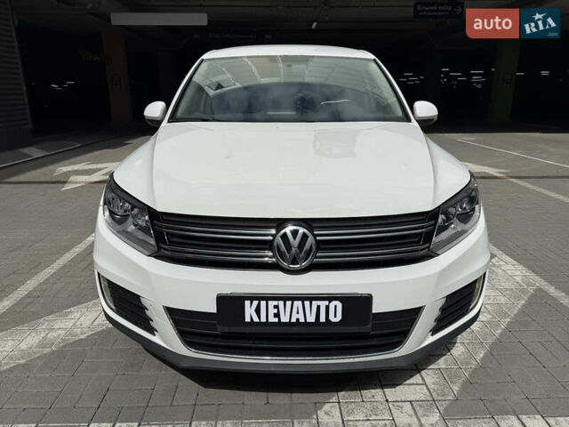 Белый Фольксваген Тигуан, объемом двигателя 2 л и пробегом 183 тыс. км за 11000 $, фото 1 на Automoto.ua