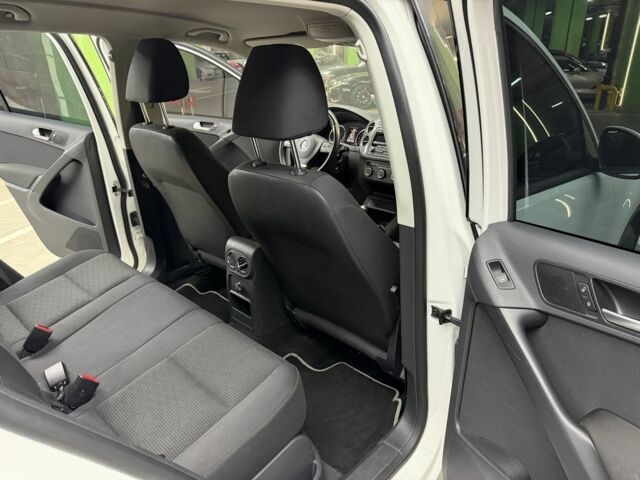 Белый Фольксваген Тигуан, объемом двигателя 2 л и пробегом 183 тыс. км за 9700 $, фото 6 на Automoto.ua