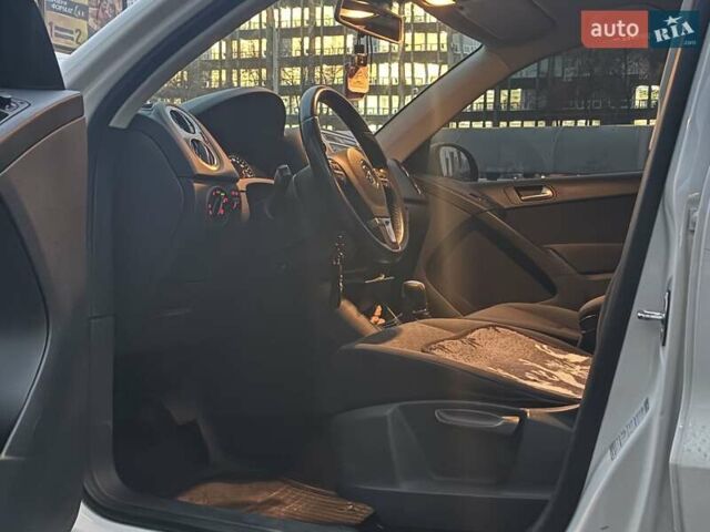 Білий Фольксваген Тігуан, об'ємом двигуна 2 л та пробігом 160 тис. км за 12200 $, фото 7 на Automoto.ua