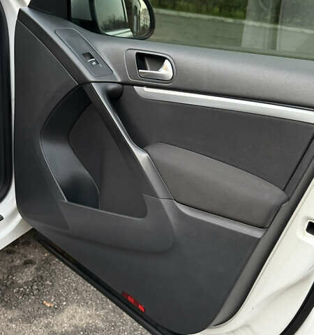 Білий Фольксваген Тігуан, об'ємом двигуна 2 л та пробігом 91 тис. км за 14900 $, фото 26 на Automoto.ua