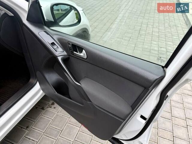 Белый Фольксваген Тигуан, объемом двигателя 1.98 л и пробегом 143 тыс. км за 9999 $, фото 31 на Automoto.ua