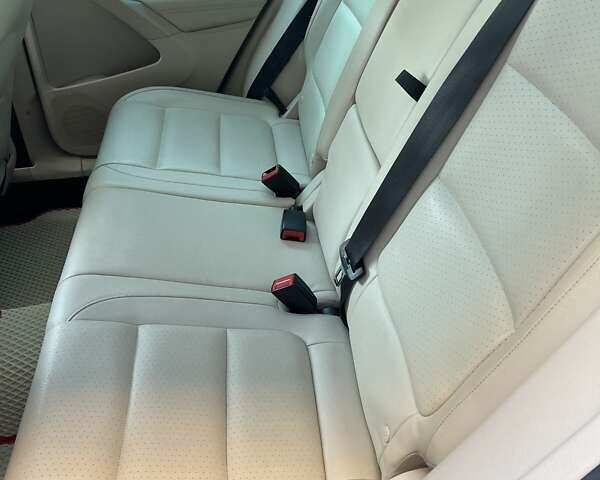 Білий Фольксваген Тігуан, об'ємом двигуна 2 л та пробігом 302 тис. км за 10500 $, фото 10 на Automoto.ua