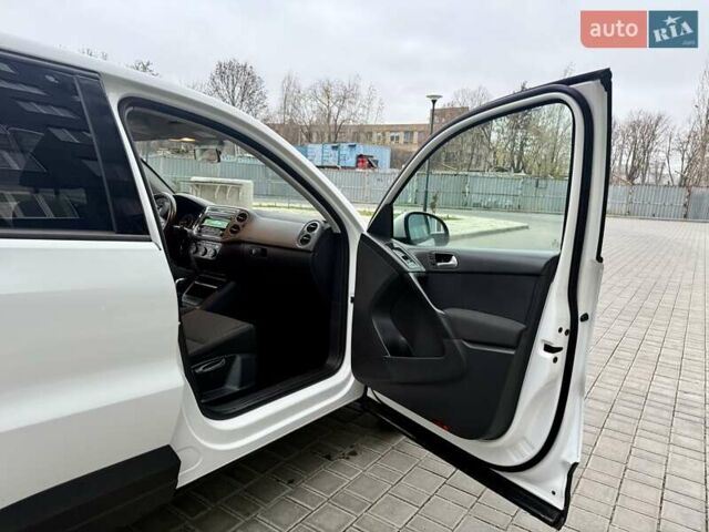 Белый Фольксваген Тигуан, объемом двигателя 1.98 л и пробегом 143 тыс. км за 9999 $, фото 33 на Automoto.ua