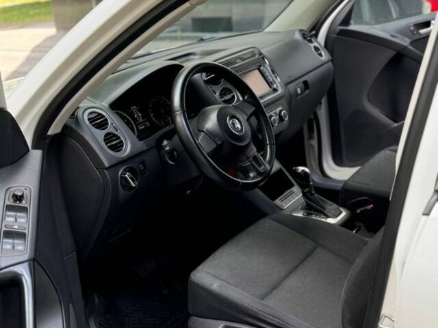 Белый Фольксваген Тигуан, объемом двигателя 2 л и пробегом 250 тыс. км за 10900 $, фото 2 на Automoto.ua