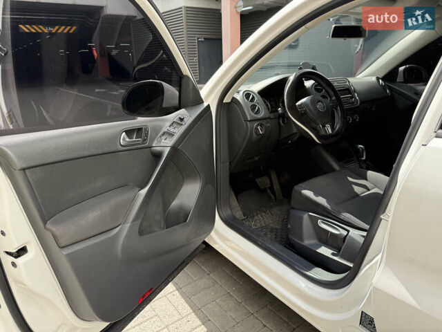 Белый Фольксваген Тигуан, объемом двигателя 2 л и пробегом 183 тыс. км за 11000 $, фото 8 на Automoto.ua