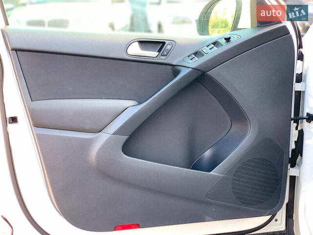 Білий Фольксваген Тігуан, об'ємом двигуна 2 л та пробігом 208 тис. км за 13890 $, фото 18 на Automoto.ua