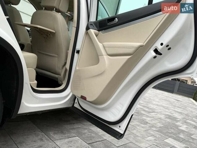 Белый Фольксваген Тигуан, объемом двигателя 2 л и пробегом 142 тыс. км за 12999 $, фото 42 на Automoto.ua