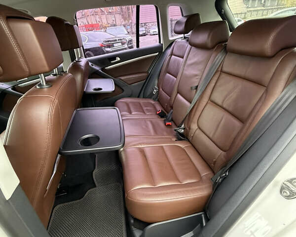 Білий Фольксваген Тігуан, об'ємом двигуна 2 л та пробігом 200 тис. км за 15300 $, фото 18 на Automoto.ua