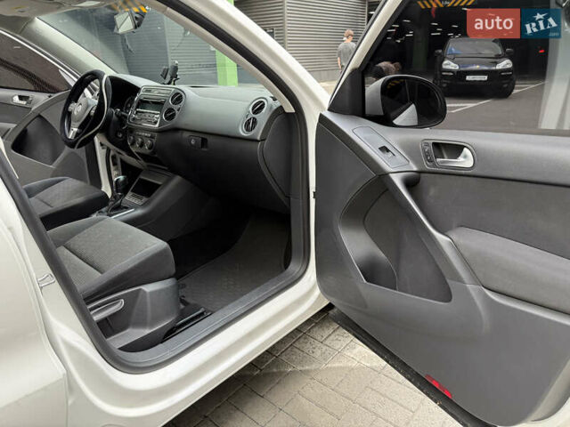 Белый Фольксваген Тигуан, объемом двигателя 2 л и пробегом 183 тыс. км за 11000 $, фото 14 на Automoto.ua