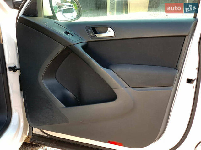 Білий Фольксваген Тігуан, об'ємом двигуна 2 л та пробігом 208 тис. км за 13890 $, фото 22 на Automoto.ua