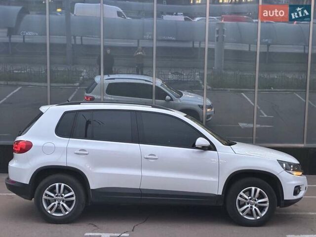 Білий Фольксваген Тігуан, об'ємом двигуна 2 л та пробігом 160 тис. км за 12200 $, фото 6 на Automoto.ua