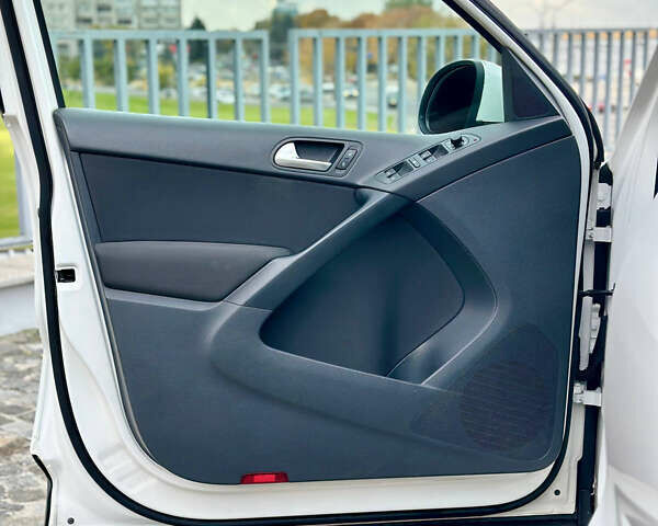 Белый Фольксваген Тигуан, объемом двигателя 1.98 л и пробегом 199 тыс. км за 11499 $, фото 28 на Automoto.ua