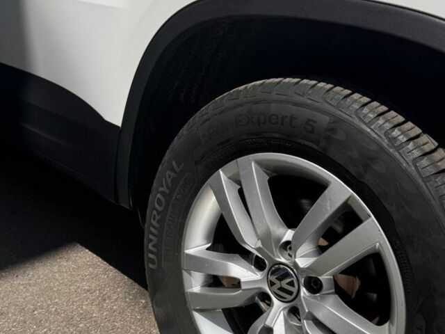 Белый Фольксваген Тигуан, объемом двигателя 2 л и пробегом 250 тыс. км за 10900 $, фото 9 на Automoto.ua