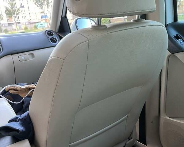 Білий Фольксваген Тігуан, об'ємом двигуна 2 л та пробігом 302 тис. км за 10500 $, фото 12 на Automoto.ua