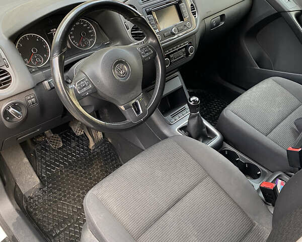 Белый Фольксваген Тигуан, объемом двигателя 1.97 л и пробегом 183 тыс. км за 13000 $, фото 4 на Automoto.ua