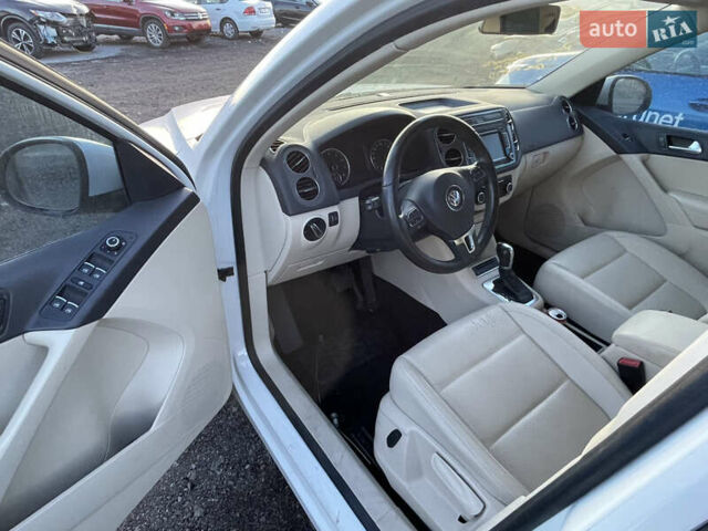 Білий Фольксваген Тігуан, об'ємом двигуна 2 л та пробігом 190 тис. км за 9500 $, фото 6 на Automoto.ua