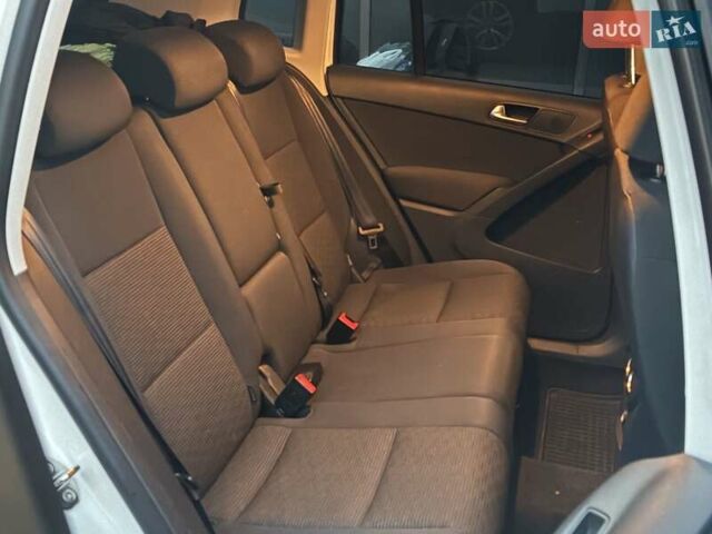 Білий Фольксваген Тігуан, об'ємом двигуна 2 л та пробігом 160 тис. км за 12200 $, фото 10 на Automoto.ua