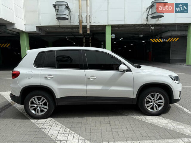 Белый Фольксваген Тигуан, объемом двигателя 2 л и пробегом 183 тыс. км за 11000 $, фото 3 на Automoto.ua