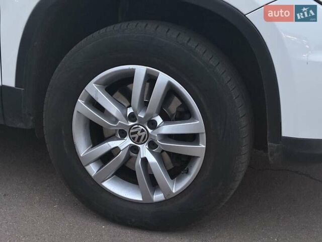Білий Фольксваген Тігуан, об'ємом двигуна 2 л та пробігом 160 тис. км за 12200 $, фото 14 на Automoto.ua