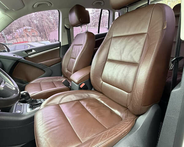 Білий Фольксваген Тігуан, об'ємом двигуна 2 л та пробігом 200 тис. км за 15300 $, фото 14 на Automoto.ua