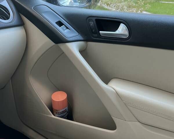 Білий Фольксваген Тігуан, об'ємом двигуна 2 л та пробігом 302 тис. км за 10500 $, фото 8 на Automoto.ua