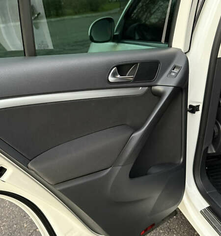 Білий Фольксваген Тігуан, об'ємом двигуна 2 л та пробігом 91 тис. км за 14900 $, фото 20 на Automoto.ua