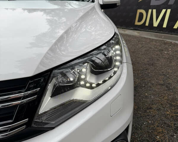 Білий Фольксваген Тігуан, об'ємом двигуна 2 л та пробігом 200 тис. км за 15300 $, фото 5 на Automoto.ua