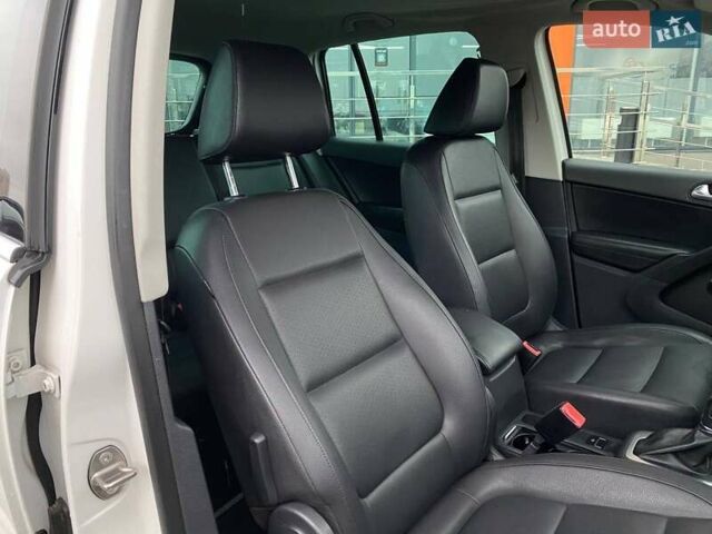 Білий Фольксваген Тігуан, об'ємом двигуна 2 л та пробігом 179 тис. км за 9900 $, фото 25 на Automoto.ua