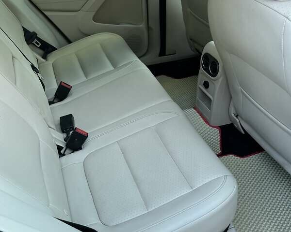 Білий Фольксваген Тігуан, об'ємом двигуна 2 л та пробігом 302 тис. км за 10500 $, фото 14 на Automoto.ua