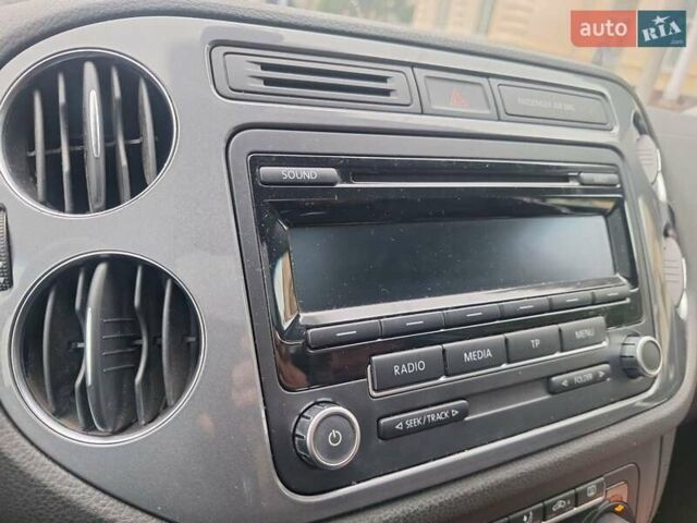 Білий Фольксваген Тігуан, об'ємом двигуна 2 л та пробігом 107 тис. км за 17000 $, фото 6 на Automoto.ua