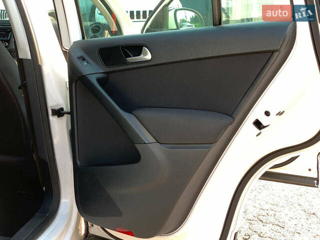 Білий Фольксваген Тігуан, об'ємом двигуна 2 л та пробігом 208 тис. км за 13890 $, фото 21 на Automoto.ua