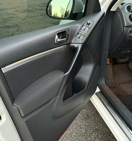 Білий Фольксваген Тігуан, об'ємом двигуна 2 л та пробігом 91 тис. км за 14900 $, фото 16 на Automoto.ua