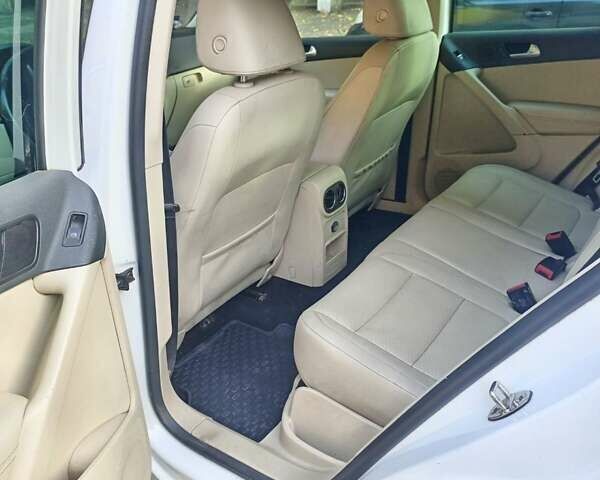 Белый Фольксваген Тигуан, объемом двигателя 1.97 л и пробегом 240 тыс. км за 10000 $, фото 1 на Automoto.ua