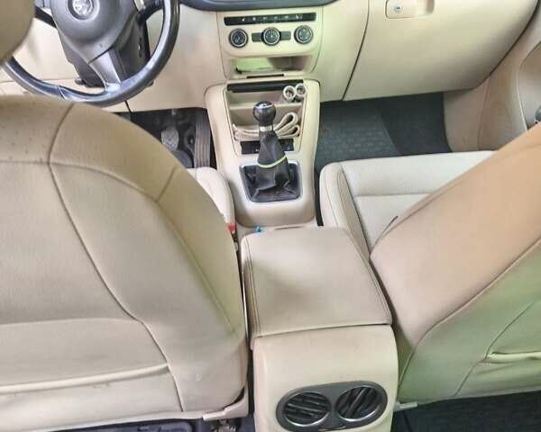 Белый Фольксваген Тигуан, объемом двигателя 1.97 л и пробегом 240 тыс. км за 10000 $, фото 2 на Automoto.ua