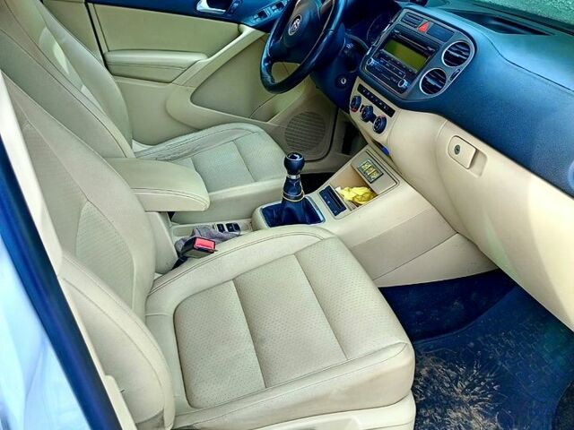 Білий Фольксваген Тігуан, об'ємом двигуна 2 л та пробігом 230 тис. км за 11000 $, фото 5 на Automoto.ua