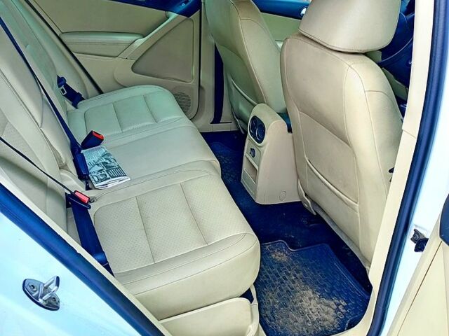 Білий Фольксваген Тігуан, об'ємом двигуна 2 л та пробігом 230 тис. км за 11000 $, фото 6 на Automoto.ua