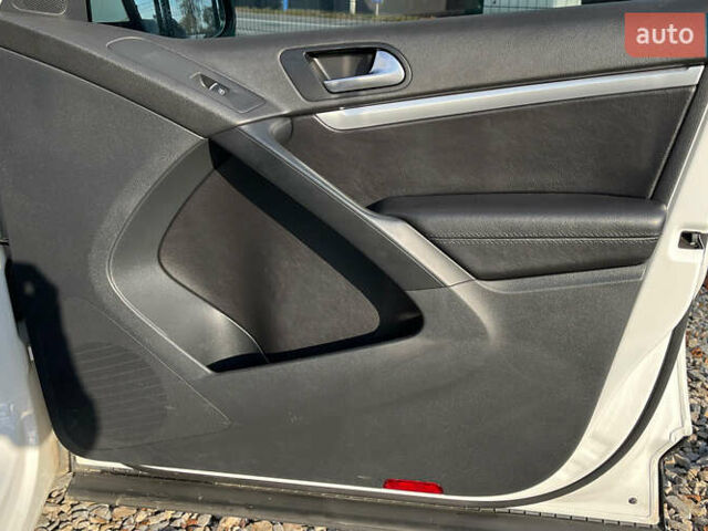 Білий Фольксваген Тігуан, об'ємом двигуна 1.39 л та пробігом 270 тис. км за 13999 $, фото 28 на Automoto.ua