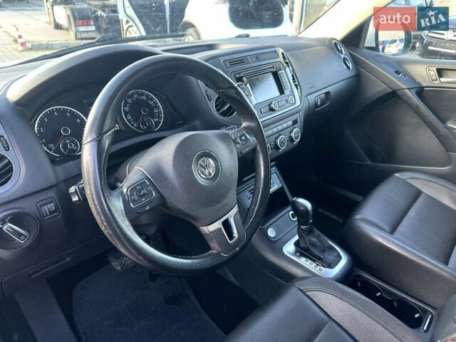 Белый Фольксваген Тигуан, объемом двигателя 2 л и пробегом 248 тыс. км за 9999 $, фото 8 на Automoto.ua