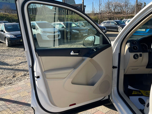 Білий Фольксваген Тігуан, об'ємом двигуна 2 л та пробігом 217 тис. км за 11500 $, фото 8 на Automoto.ua